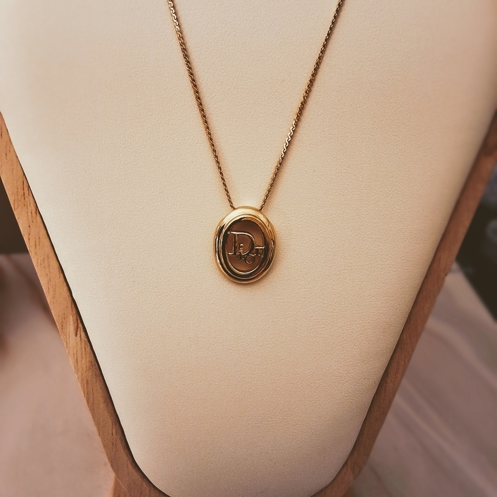 💥 Dior Vintage Gold-Tone Pendant Necklace – Timeless Luxury - Pristine - Picture 4 of 10